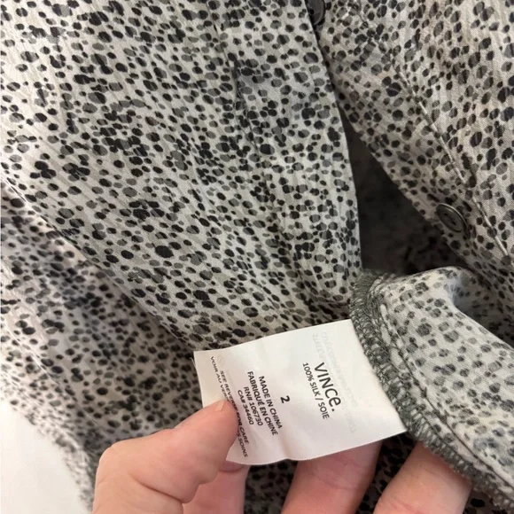 Vince Speckled Print 100% Silk Romper Women’s Size 2 - Picture 4 of 5
